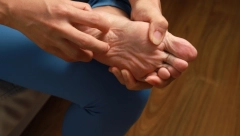 BOLOVI U ZGLOBOVIMA, SVRAB, OTICANJE... Doktori otkrili 8 simptoma bolesti jetre zbog kojih odmah morate kod lekara