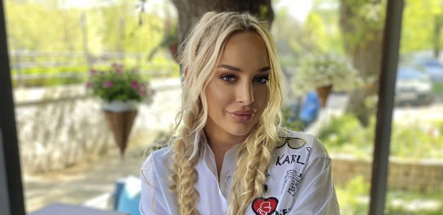 LUNA ĐOGANI BUJNIM POPRSJEM ZAPALILA PRIMORJE Skinula se u bikini, grudi samo što ne ispadnu, a svi su primetili ovo