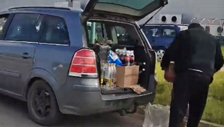 ŠOK SNIMAK IZ NOVOG SADA Ljudi masovno odnose robu iz oštećenog hipermarketa, došlo i do incidenta (VIDEO)