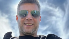 VIŠE NE IZGLEDA OVAKO! Poznati pevač pustio dugu kosu i bradu, ne liči na sebe (FOTO)