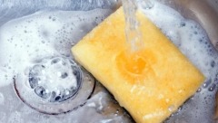 NA OVAJ NAČIN NAM SE ZADRŽAVAJU BAKTERIJE U SUDOPERI Ovu grešku svi pravimo jer zaboravimo na bitan detalj u kuhinji