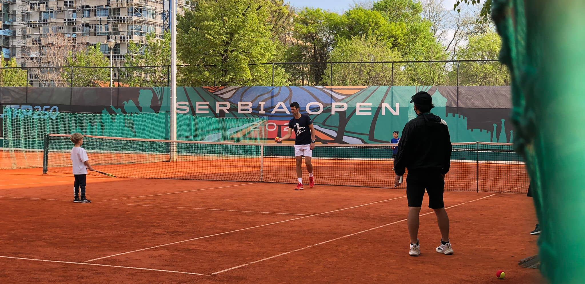 POSLE JEDNOG, NOVAK ODMAH ZAIGRAO DRUGI MEČ Nakon što je pobedio Rusa, drugi "protivnik" je već čekao Đokovića (VIDEO)