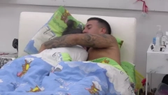 NJIH NIKO NE ZANIMA Mina i Mateja se osamili pod pokrivačem, pa razmenjivali nežnosti naočigled svih