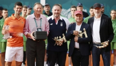 CELU SRBIJU JE OVO ZANIMALO Svi su gledali u čudne poklone, sada je otkriveno značenje figura koje je Novak dao bivšim saradnicima