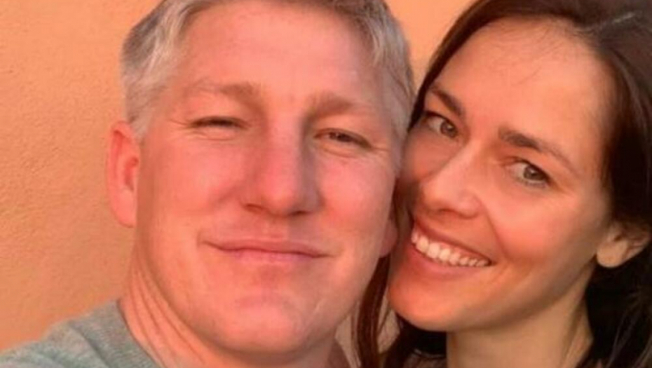 STOMAK PREKRILA ŠIROKOM KOŠULJOM Evo kako Ana Ivanović provodi trudničke dane, Bastijan joj ugađa u svakom trenutku! (FOTO)