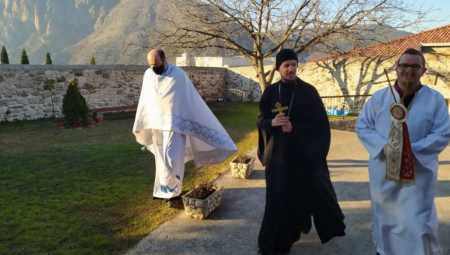 NIKO NE MOŽE DA OBJASNI OVO ČUDO Svake godine misteriozni oblak spušta se na pravoslavni manastir