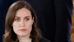 BIVŠA PREMIJERKA FINSKE PONOVO ŠOKIRA Sveže razvedena političarka nastavila sa skandaloznim fotkama! (FOTO)