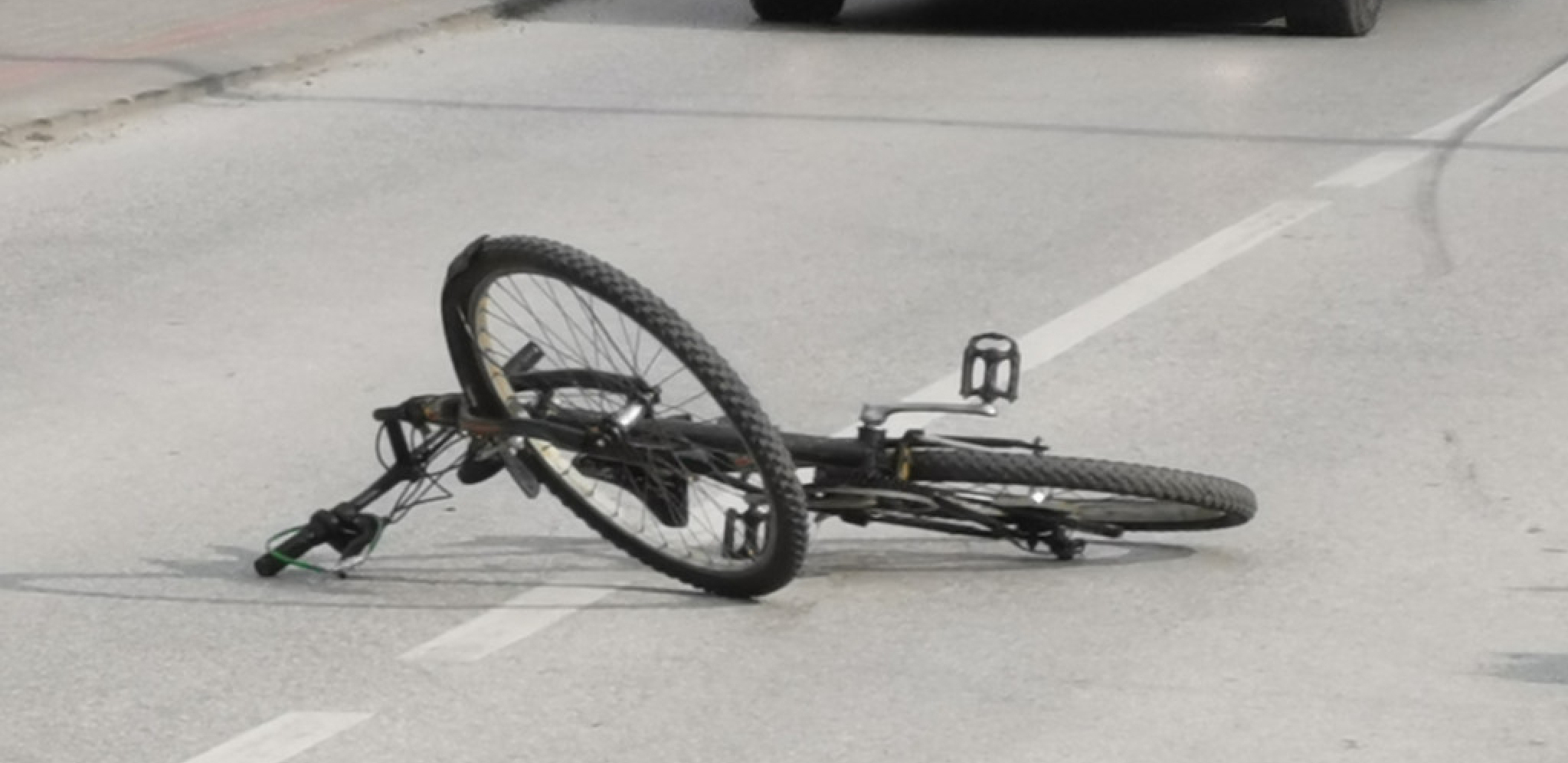 NA PEŠAČKOM PRELAZU OBOREN BICKLISTA Nesreća na Novom Beogradu, mladić hitno prevezen u bolnicu