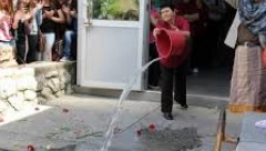 SVI ZNAJU ZA OVAJ OBIČAJ Evo šta znači prolivanje vode ispred kuće