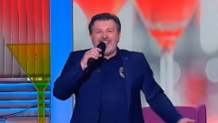 OD JEDNE PESME ZARADIO ZA STAN I KOLA Folker uživa u bogatstvu i kite ga parama, a poklon koji je dobio šokirao je sve