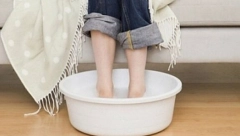 JEFTINO, A ČINI ČUDA ZA ISPUCALE PETE  Operite noge u ovoj tečnosti i vrlo brzo ćete imati negovana i nežna stopala