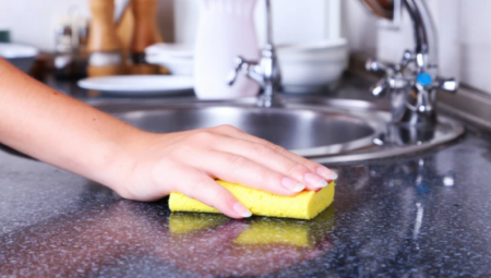 NAJPRLJAVIJI PREDMET U KUHINJI Ovo je jedini način da kuhinjski sunđer održavate čistim i bez bakterija nakon korišćenja