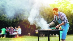 10 PRAVILA ZA ODLIČAN ROŠTILJ U PRIRODI Meso će biti sočnije i ukusnije ako pre pečenja uradite jednu stvar