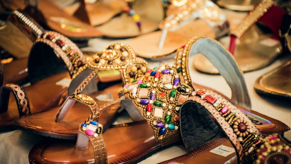 ZA ČISTE I MIRISNE KORAKE Predstavljamo vam nekoliko trikova za čišćenje letnje obuće