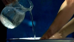 OTKRIJTE DA LI VAŠIM KRVNIM SUDOVIMA "KOLAJU" UGRUŠCI Vrhove prstiju stavite u hladnu vodu, a ovo je znak da se javite lekaru