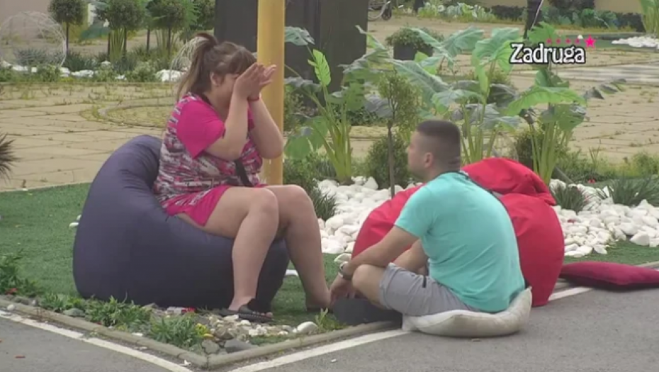 SLOMILA SE Miljana brziznula u palč, Bebica pokušao da je uteši