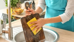 Leglo bakterija: Ovo je najefikasniji način za čišćenje daske za sečenje