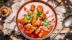 OBAVEZNO DODAJTE OVAJ SASTOJAK U GULAŠ Meso se samo odvaja, a ukus dobija notu savršenstva