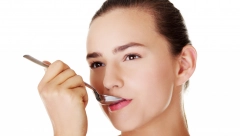 JEDNOSTAVAN TEST SA KAŠIKOM OTKRIVA SVE O VAŠEM ZDRAVLJU Za manje od minut saznaćete u kakvom su stanju vaši unutrašnji organi!