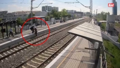 ŽENA PRETRČAVALA PRUGU KADA JE NAIŠAO VOZ KOJI JURI 200 NA SAT Tragedija na Tošinom bunaru izbegnuta u trenu (VIDEO)