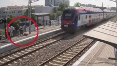 DRAMA NA TOŠINOM BUNARU! Čovek spasao život ženi pred vozom koji je jurio, pa se samo prekrstio (VIDEO)