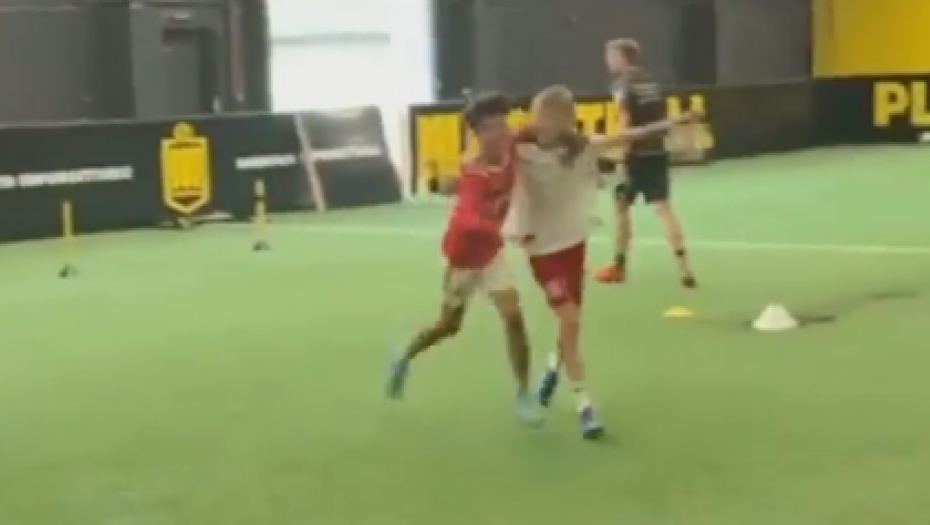 NIŠTA BOLJE NEČE VIDETI DANAS Ronaldo junior i Matićev sin iskopirali akciju slavnih očeva, tu je i dres Srbije (VIDEO)