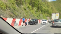 TEŠKA SAOBRAĆAJKA KOD LUČANA Lančani sudar, jedno vozilo od siline udara potpuno smrskano