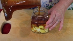 PRIRODAN SIRUP ODMAH OTKLANJA BOL U GRLU: Kod lakših slučajeva pomaže za samo četiri sata