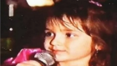 NA OVOJ FOTOGRAFIJI JE IMALA SAMO ČETIRI GODINE Danas jedna od najzgodnijih pevačica, a oduvek je znala čime će se baviti, da li je prepoznajete?