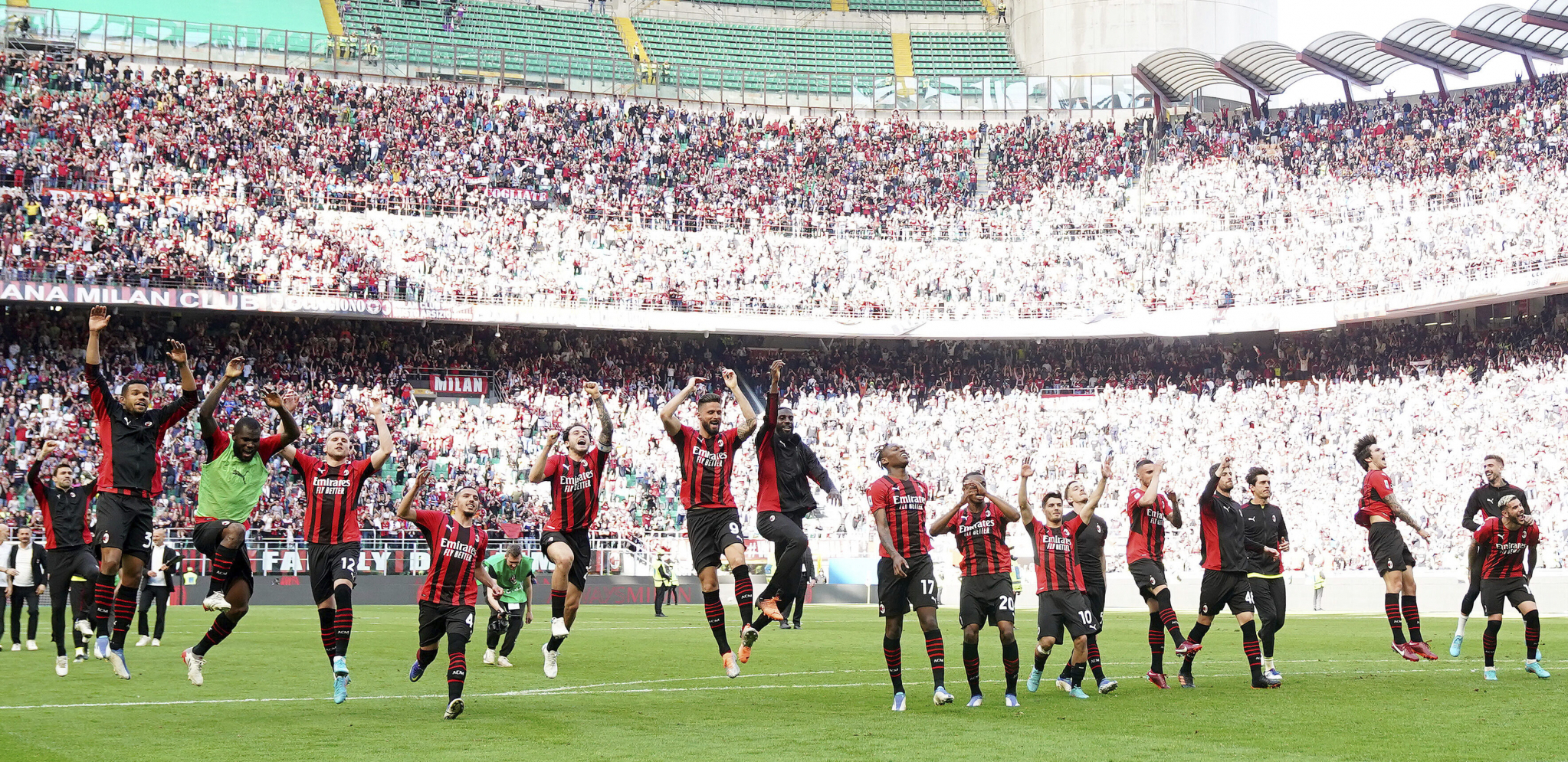 MOŽDA NIJE LEPO, ALI JE I TE KAKO SLATKO Milan preživeo prvu bitku, još tri meča dele "rosonere" od titule