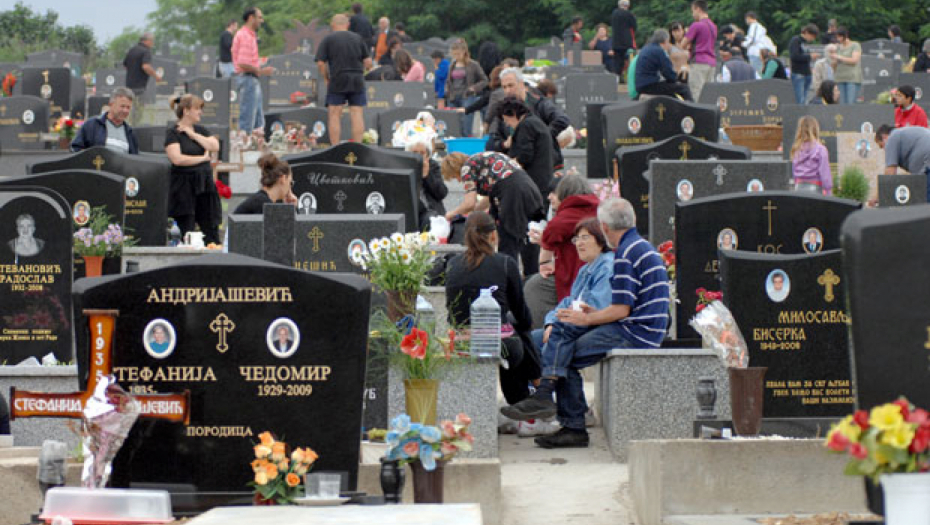 DANAS SE NA GROBLJE NOSI ČISTO CRVENO JAJE Evo zašto na Pobusani ponedeljak ne valja plakati