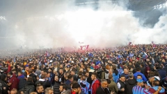 MOŽE LI MORBIDNIJE OD OVOGA? Navijači Trabzona bacali mrtvačke sanduke u more, poznato i zbog čega su to radili (VIDEO)