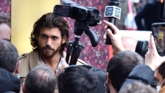 KAKVA FRAJERČINA! ZBOG NAJZGODNIJEG GLUMCA SRPKINJE PADAJU U TRANS: Dolazi sa naših prostora, a ovo je njegov tip devojke