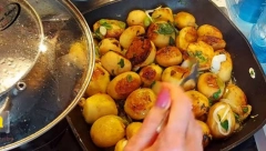 PREDSTAVLJAMO VAM RUČAK ZA DESETKU Aromatični mladi krompir sa pečurkama