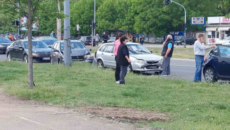 LANČANI SUDAR KOD KLINIČKOG CENTRA U nesreći učestvovalo tri vozila
