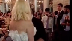 NAJVEĆA NOĆNA MORA SVAKE MLADE Kako biste reagovale da neko ovako skandalozno obučen dođe na vaše venčanje (VIDEO)