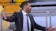 POSLE PORAZA U POSLEDNJOJ SEKUNDI Alimpijević u klinču sa trenerom Darušafake (VIDEO)