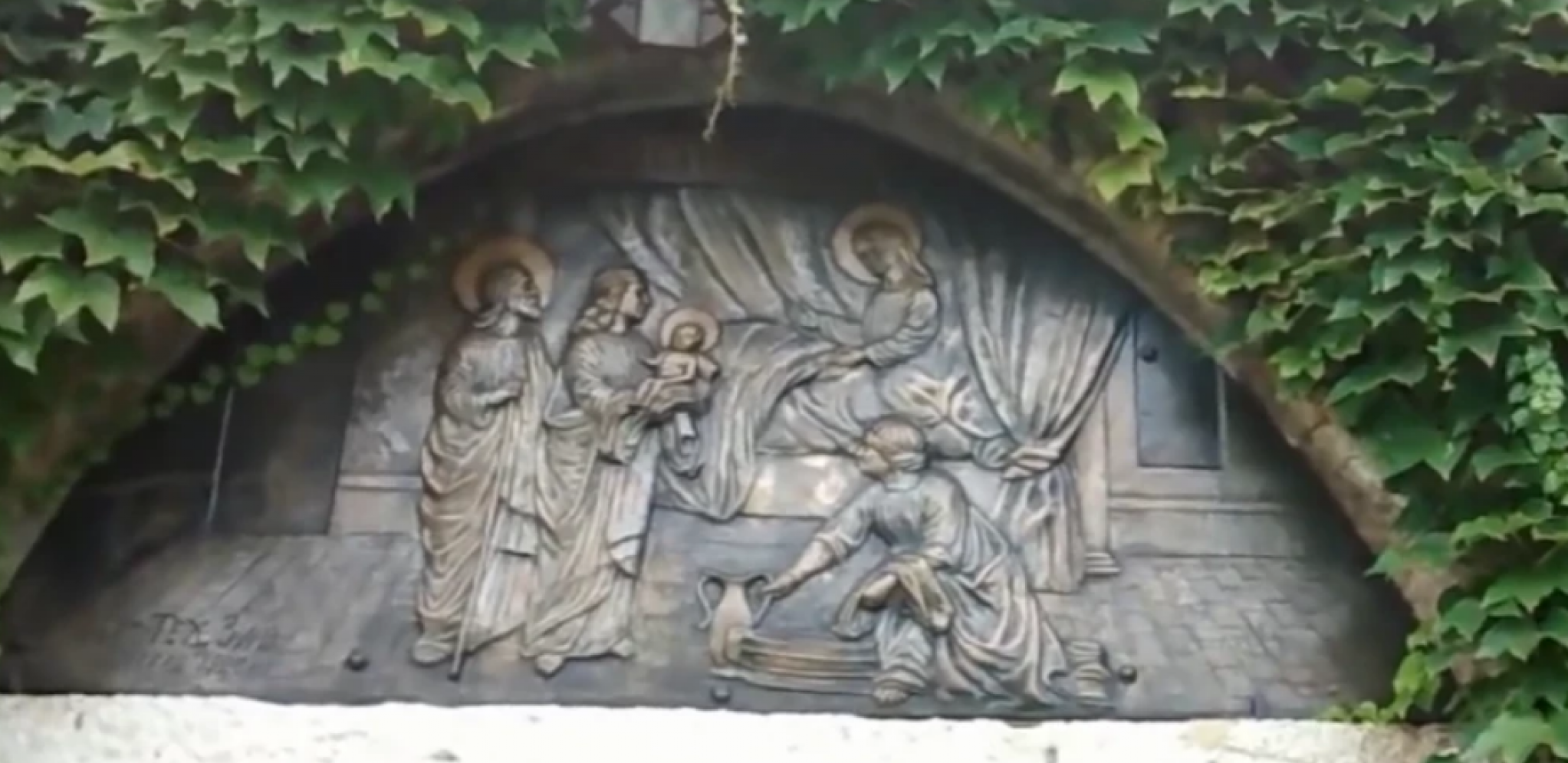 KAD MEDICINA ZAKAŽE SVI DOLAZE OVDE Dva najposećenija sakralna mesta u kojima molitve pomažu bolesnima (VIDEO)