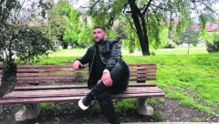 LEPI ŠILJA ČISTI ULICE, A ŽENE UZDIŠU ZA NJIM! Umesto modne piste izabrao đubretarac Gradske čistoće