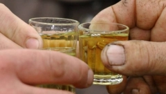 NAŠI PRECI SU VEROVALI U OVAJ LEK Čašica rakije produžava životni vek, smanjuje stres i holesterol