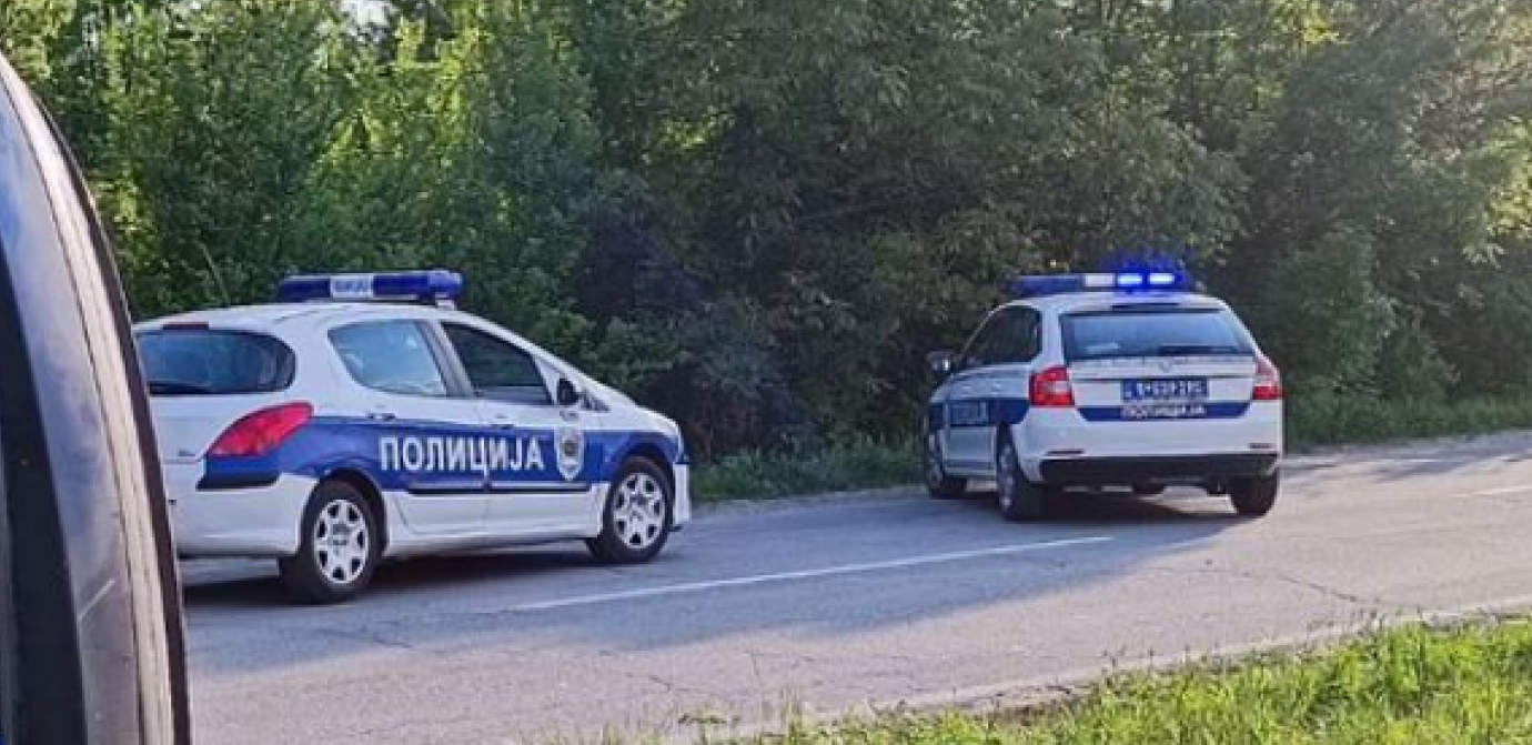 POTRESNE SCENE IZ NOVOG SADA Dečije sedište ispalo iz automobila, patike ostale zaglavljene u staklu (FOTO)
