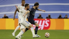 SKANDAL NA STADIONU REALA Navijač sa zastavom Albanije prekinuo meč! (FOTO)