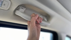 "VIŠE NAUČIMO NA DRUŠTVENIM MREŽAMA NEGO U ŽIVOTU" Znate li čemu služi i za šta se koristi ručka na automobilu iznad prozora?