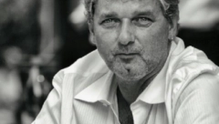 PAO JE NA SCENI, DETE NAM JE BILO U PUBLICI KAD JE UMRO Sedam godina od Mandine smrti, njegova supruga podelila fotografiju iz porodičnog albuma