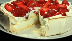 JOGURT TORTA GOTOVA ZA SAMO PET MINUTA Osvežavajuća poslastica koja se ne peče