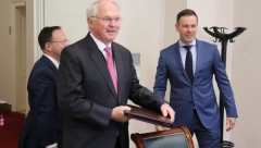 AMERIKA JE NA RASPOLAGANJU DA POMOGNE SRBIJI Siniša Mali razgovarao sa ambasadorom Hilom o ekonomskim odnosima