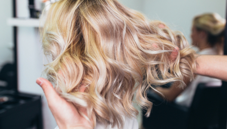 DEVOJKA IZ SRBIJE ŠOKIRALA CENAMA IZ NEMAČKE: Frizura za mladu 180 evra, a obrve do 450!