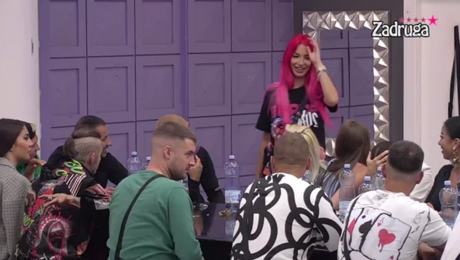 VUK DLAKU MENJA, ALI ĆUD NIKADA Aleks oplela po Mini, sasula joj sve u lice