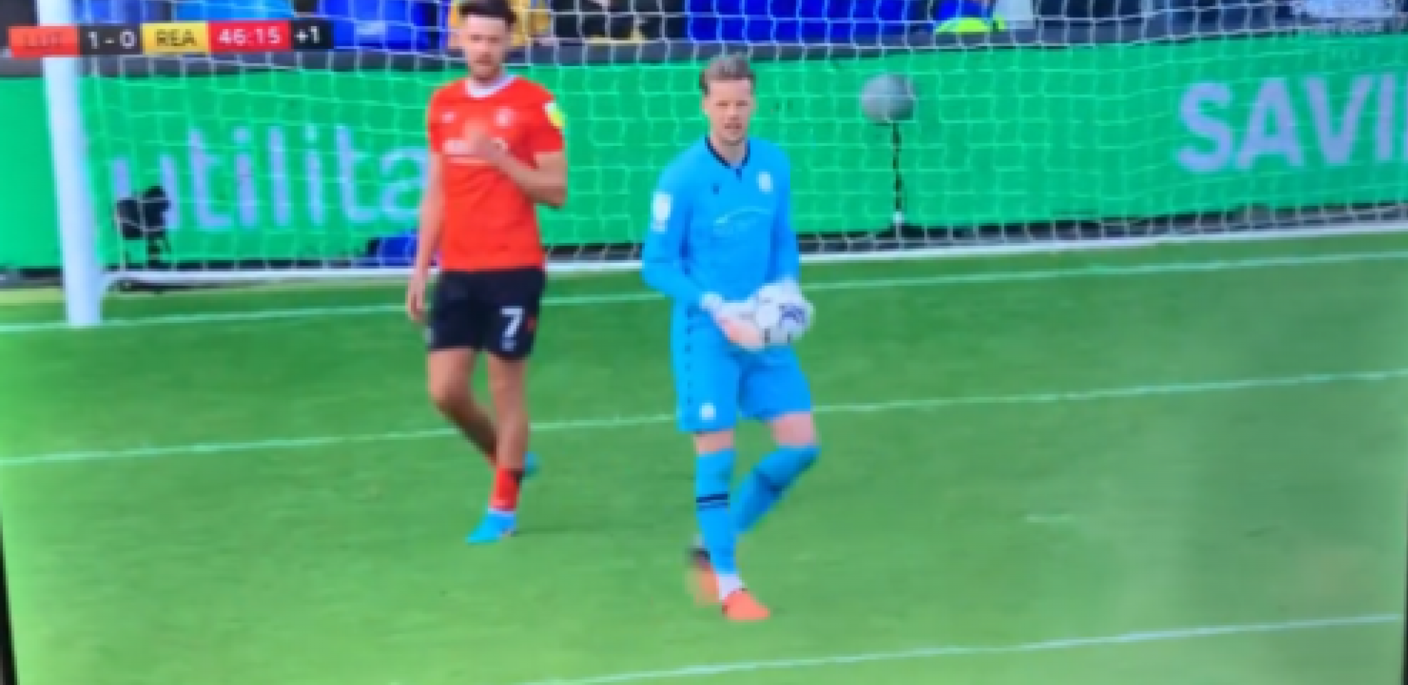 GOLMANE, KAKO SI OVO USPEO? Ovako bizaran gol sigurno dugo niste videli, a upravo on ih je doveo blizu Premijer lige (VIDEO)