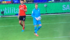 GOLMANE, KAKO SI OVO USPEO? Ovako bizaran gol sigurno dugo niste videli, a upravo on ih je doveo blizu Premijer lige (VIDEO)